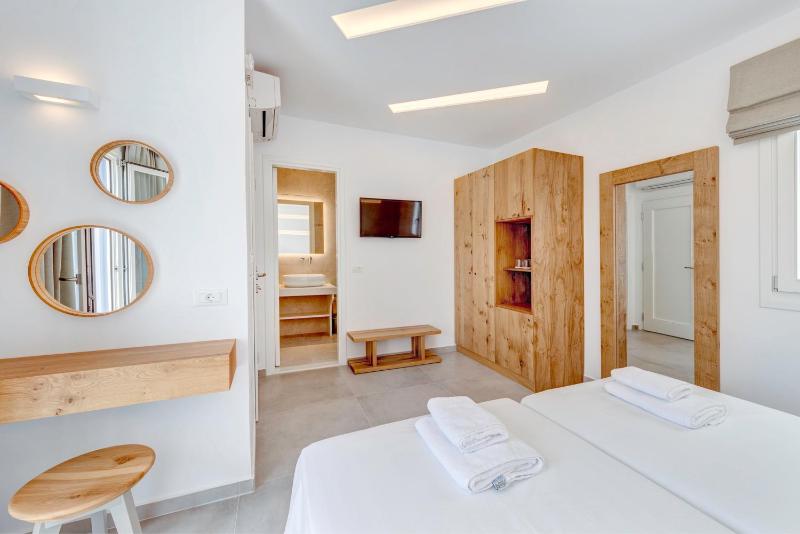 Deluxe Double or Twin Room with Sea View image 2