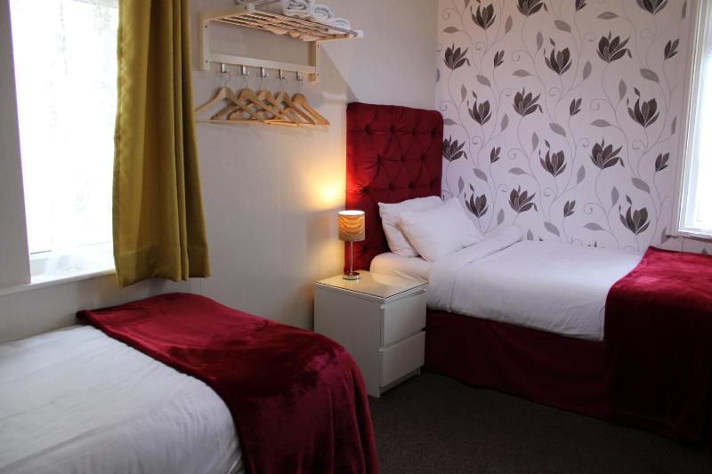 Twin Room - First Floor image 1