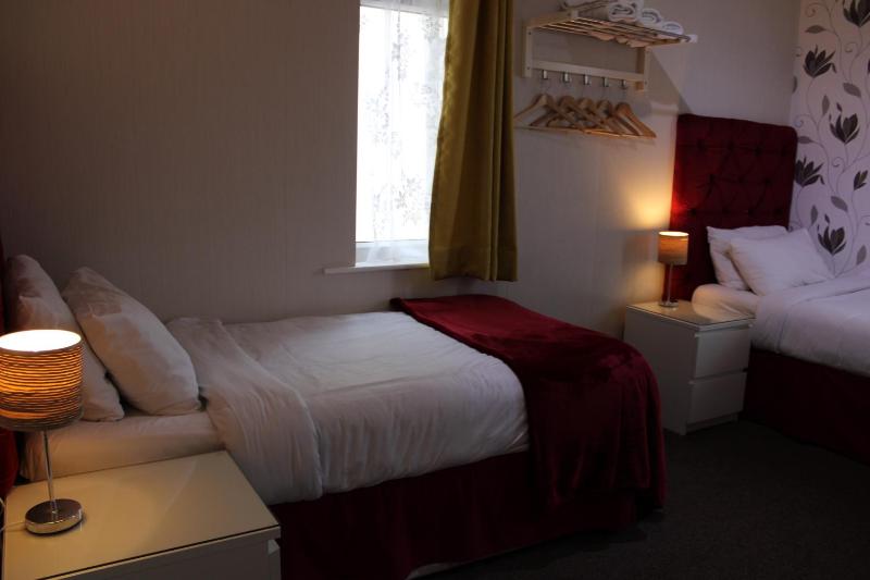 Twin Room - First Floor image 3
