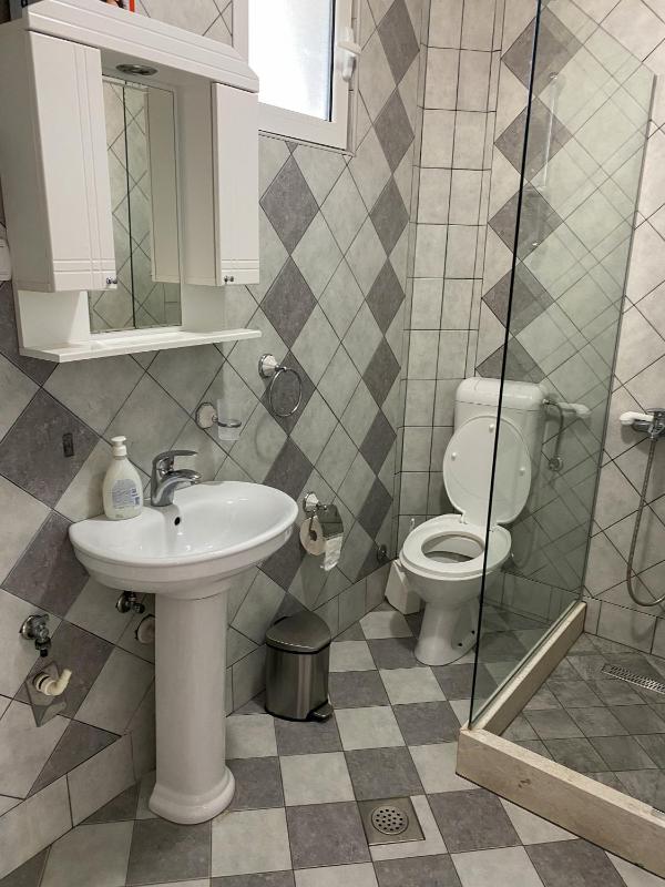 One-Bedroom Apartment image 3