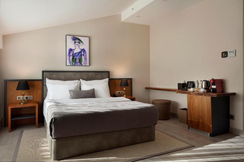 Deluxe Double Room with Balcony image 4