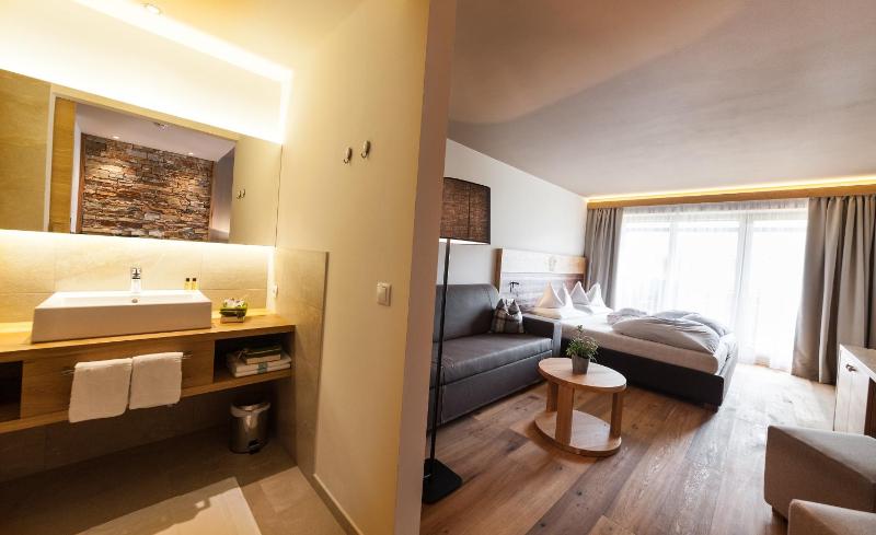 Superior Double Room image 3