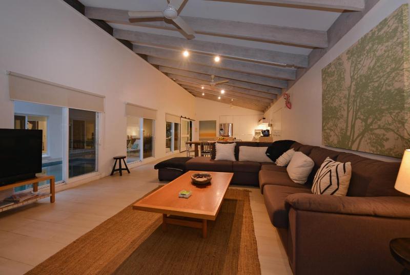 Pavilions in the Palms Heated Pool Short Path To Beach Five Bedrooms Sleeps 14 - image 13