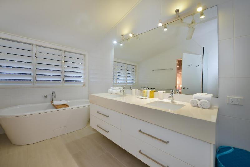 Pavilions in the Palms Heated Pool Short Path To Beach Five Bedrooms Sleeps 14 - image 11