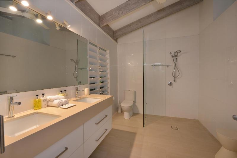 Pavilions in the Palms Heated Pool Short Path To Beach Five Bedrooms Sleeps 14 - image 6