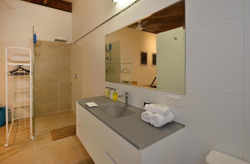 Pavilions in the Palms Heated Pool Short Path To Beach Five Bedrooms Sleeps 14 - image 7