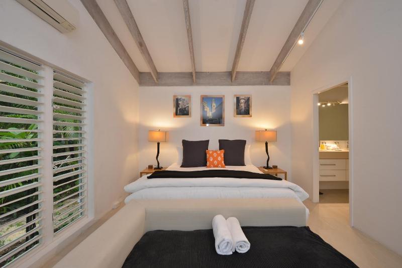 Pavilions in the Palms Heated Pool Short Path To Beach Five Bedrooms Sleeps 14 - image 25
