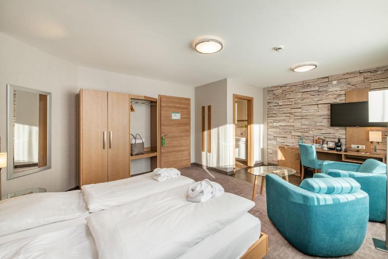 Standard Double Room image 3