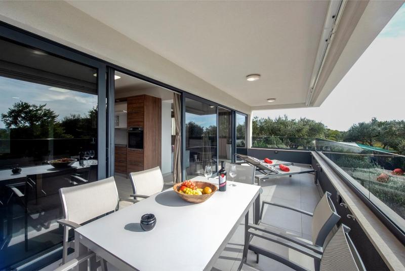 Family Two-Bedroom Apartment with View image 1