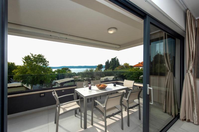 Family Two-Bedroom Apartment with View image 3