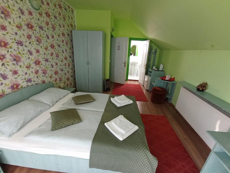 Double Room image 3