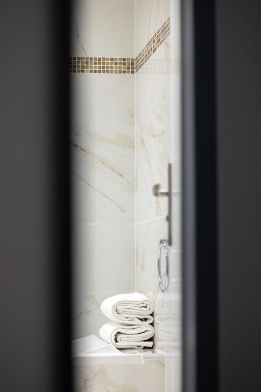 Deluxe King Room image 3