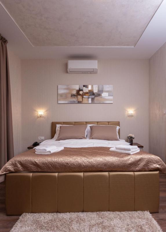 Double Room with Balcony image 2