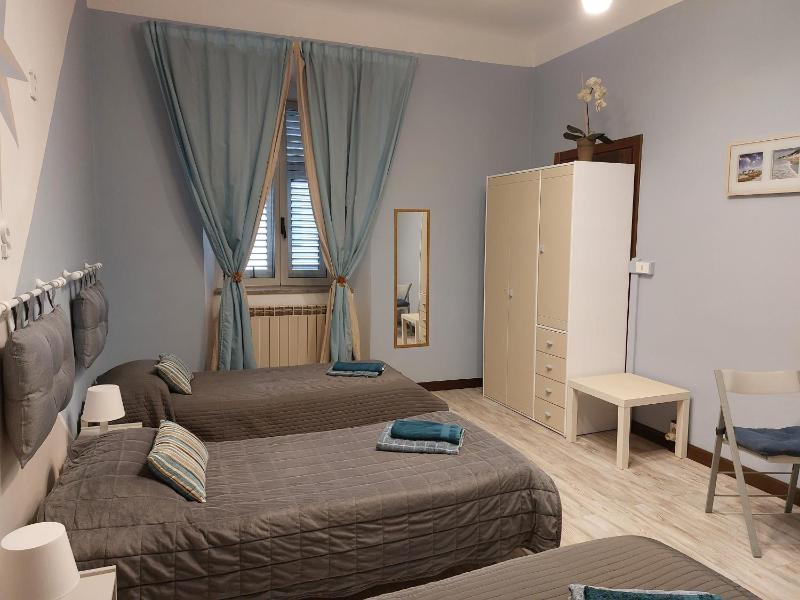 Triple Room with Shared Bathroom image 3