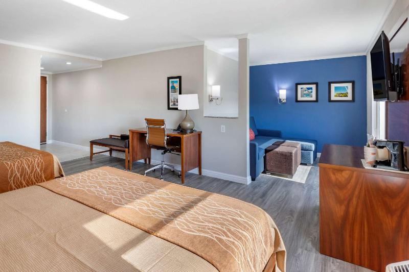 2 Queen Beds, Corner Suite, Nonsmoking, Upgrade image 3