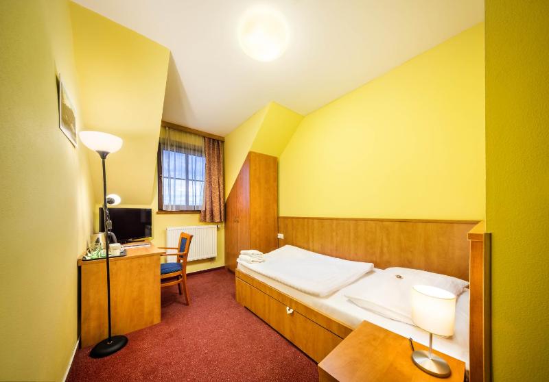 Single Room image 3