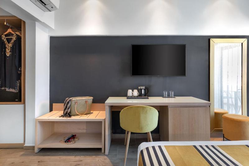 Superior Room with Kingsize bed, single Sofa bed and Balcony  image 4