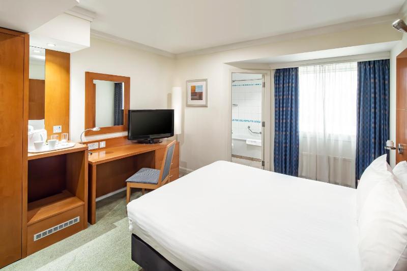 Standard Queen Room image 4