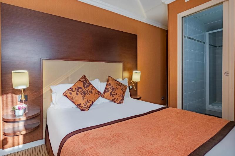 SUPERIOR Double Room – Courtyard View image 2