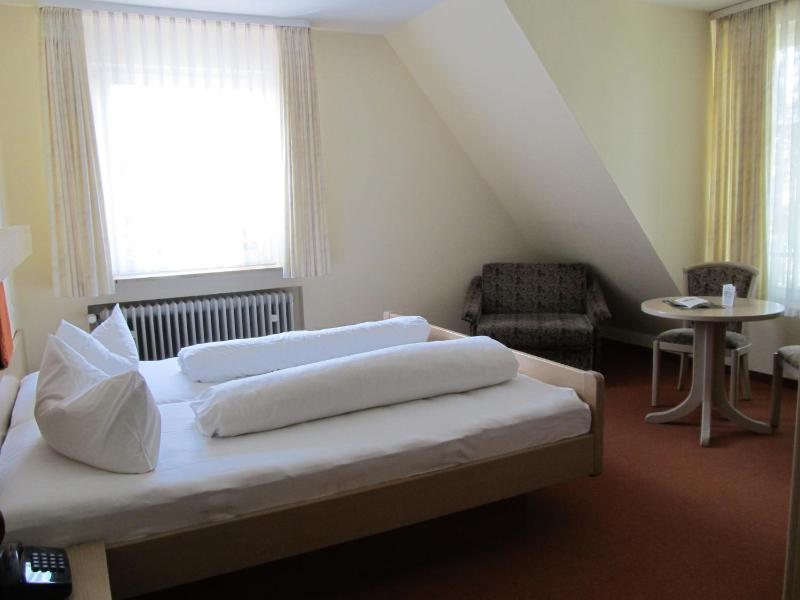 Standard Double Room image 3