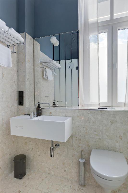 Economy Double Room without Window image 4