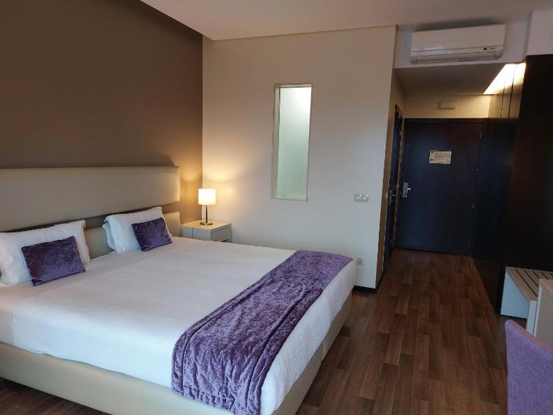 Double or Twin Room with City View image 3