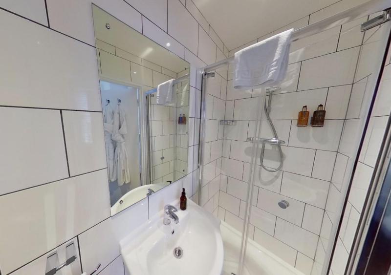 Deluxe Double Room with Shower image 2