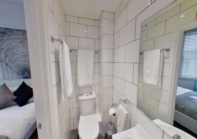 Deluxe Double Room with Shower image 3