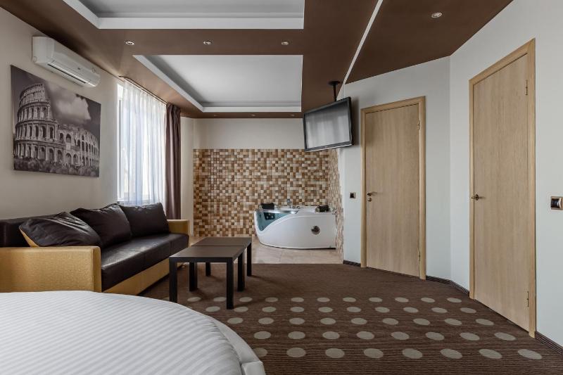 Suite with Spa Bath image 4