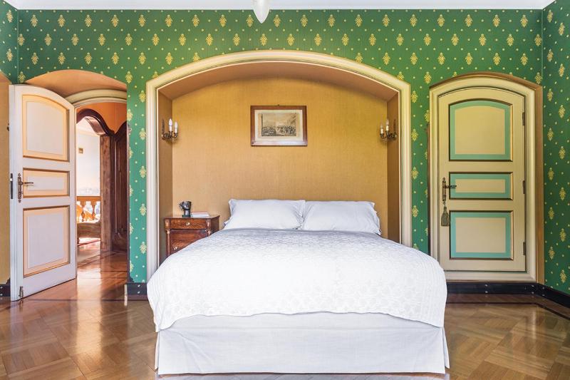 Deluxe King Room image 3