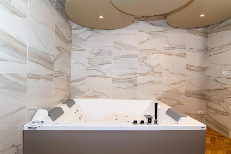 Jacuzzi Suite Home by Enjoy Garda Hotel - image 10
