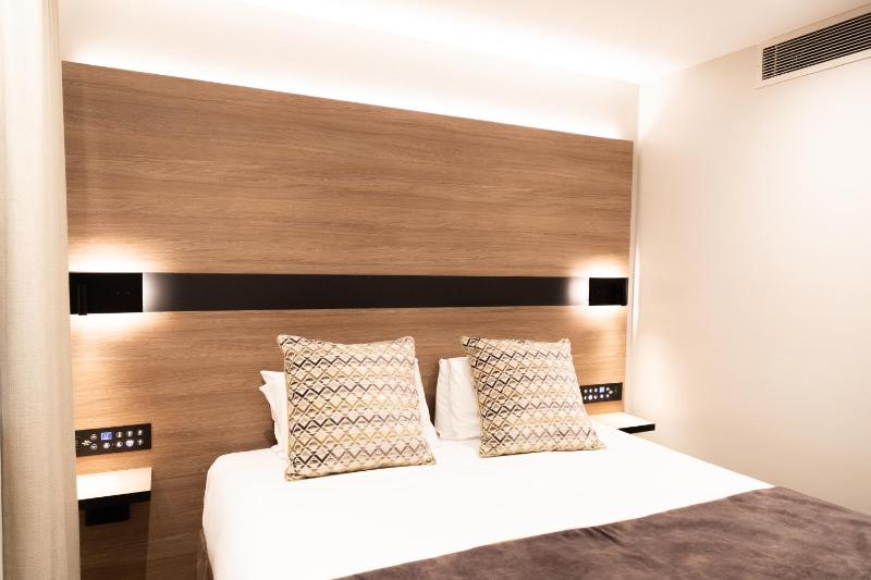 Double Room image 3