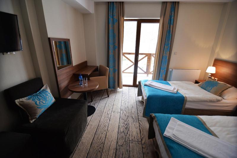 Double or Twin Room with Balcony image 3