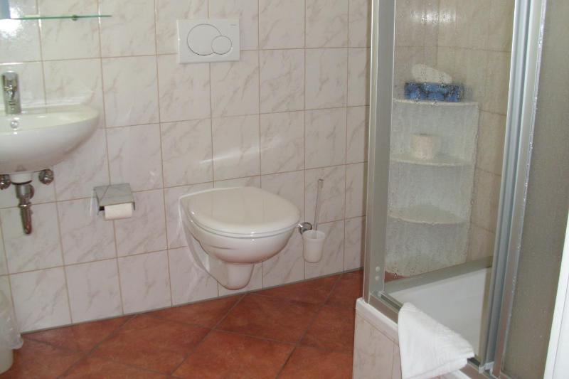 Twin Room image 4
