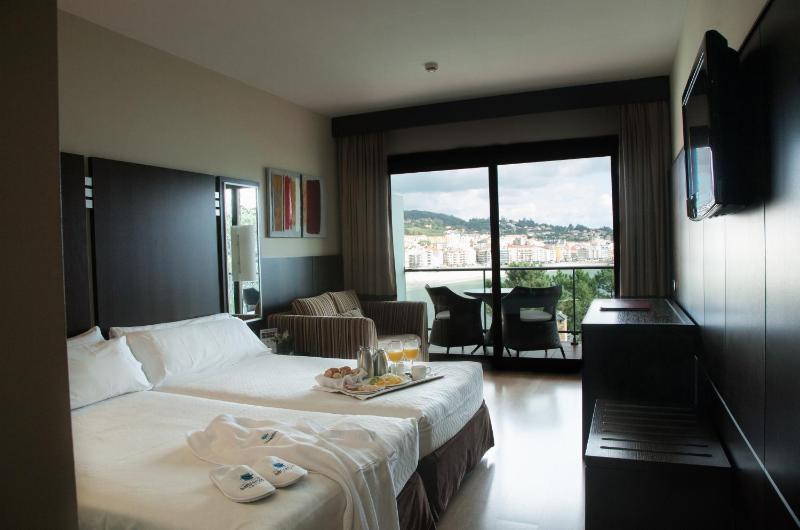 Double or Twin Room with Sea view (2 Adults + 1 Child ) image 1