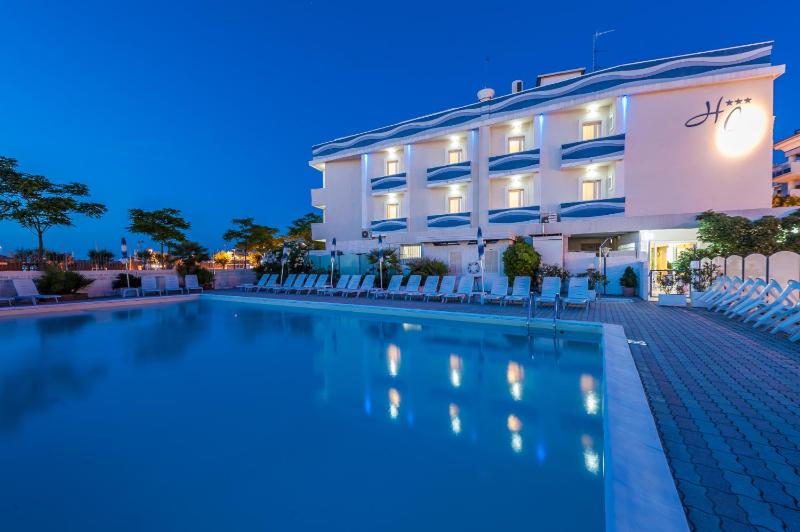 Triple Room with Pool View image 3