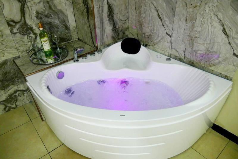 Ecusuites Room Emporium con Jacuzzi privado - image 4