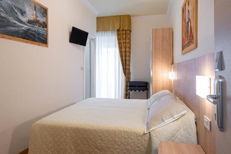 Double or Twin Room with Balcony image 3
