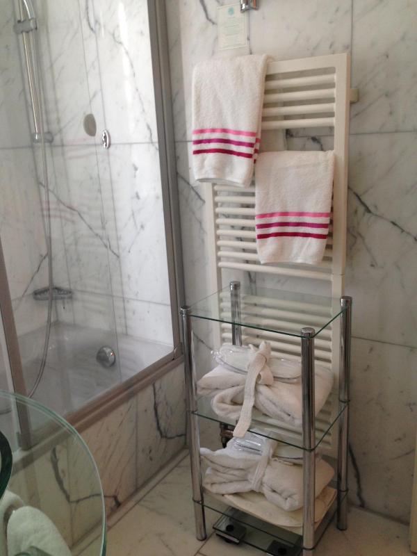  Deluxe Double Room with Balcony  and Partial lake View image 3