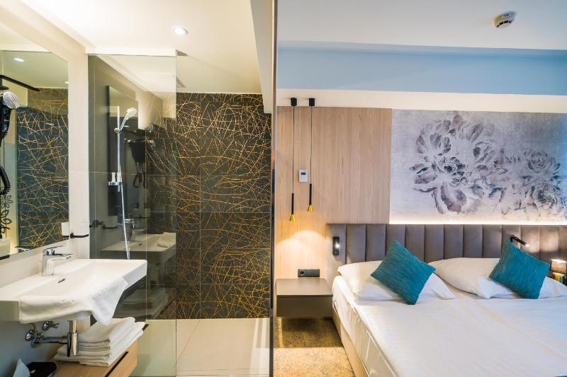 Standard Double or Twin Room with Balcony image 2