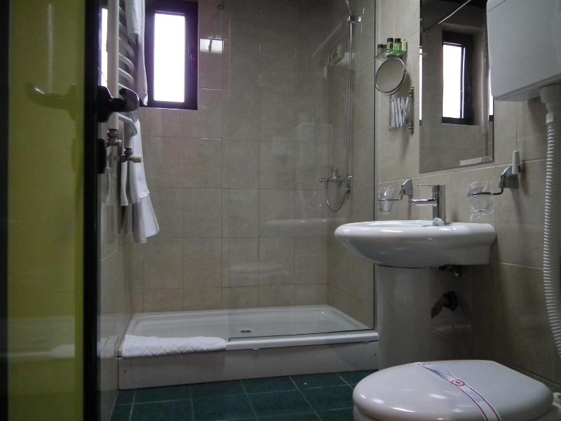 Standard Twin/Double Room image 3