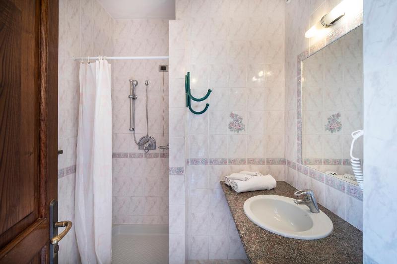 Standard Double or Twin Room image 4