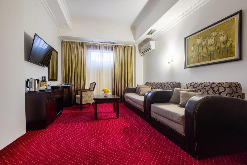 Family One-Bedroom Suite image 3