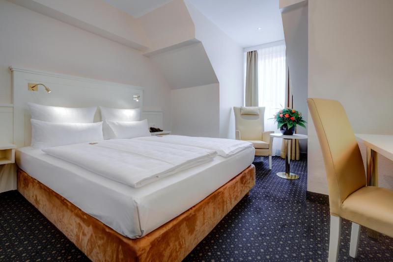 Standard Room with Queen-size Bed image 4