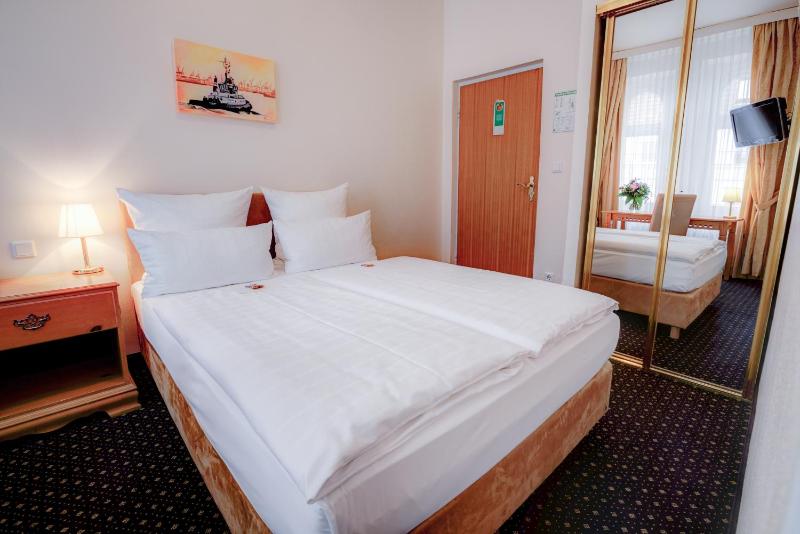 Standard Room with Queen-size Bed image 3
