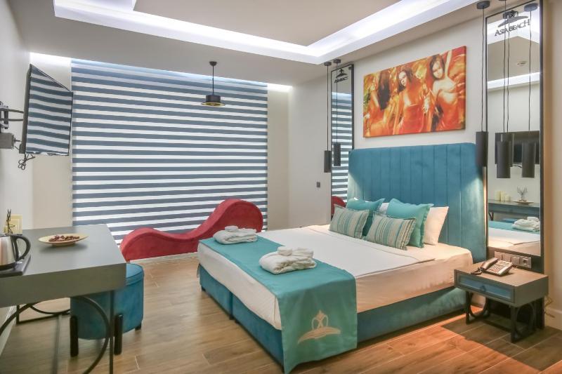 Honeymoon Suite image 4