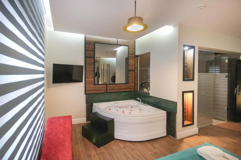 Honeymoon Suite image 2