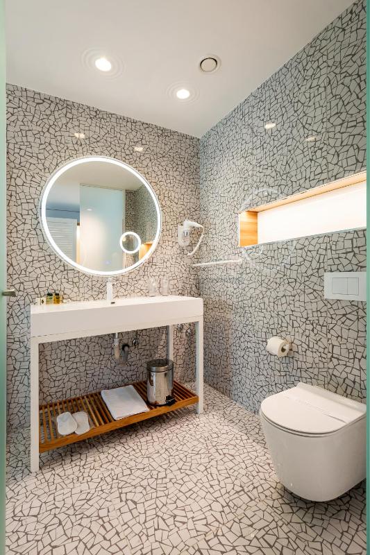 Deluxe Double or Twin Room with Balcony image 1