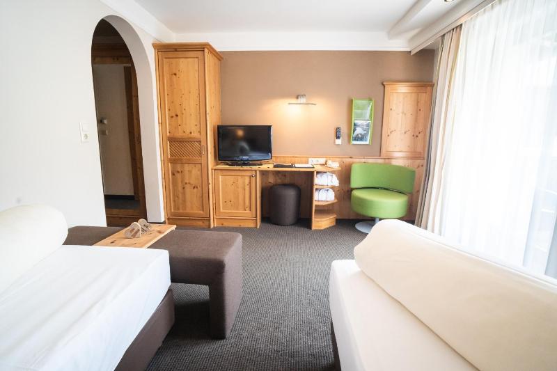 Classic Double Room image 4