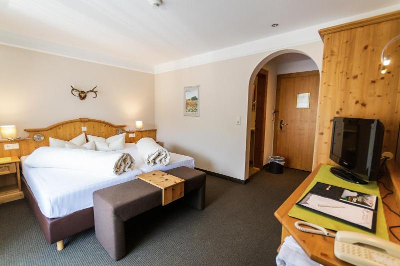 Classic Double Room image 3
